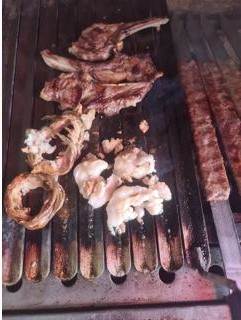 Preparate la grătar în bucătăria Kokorec House